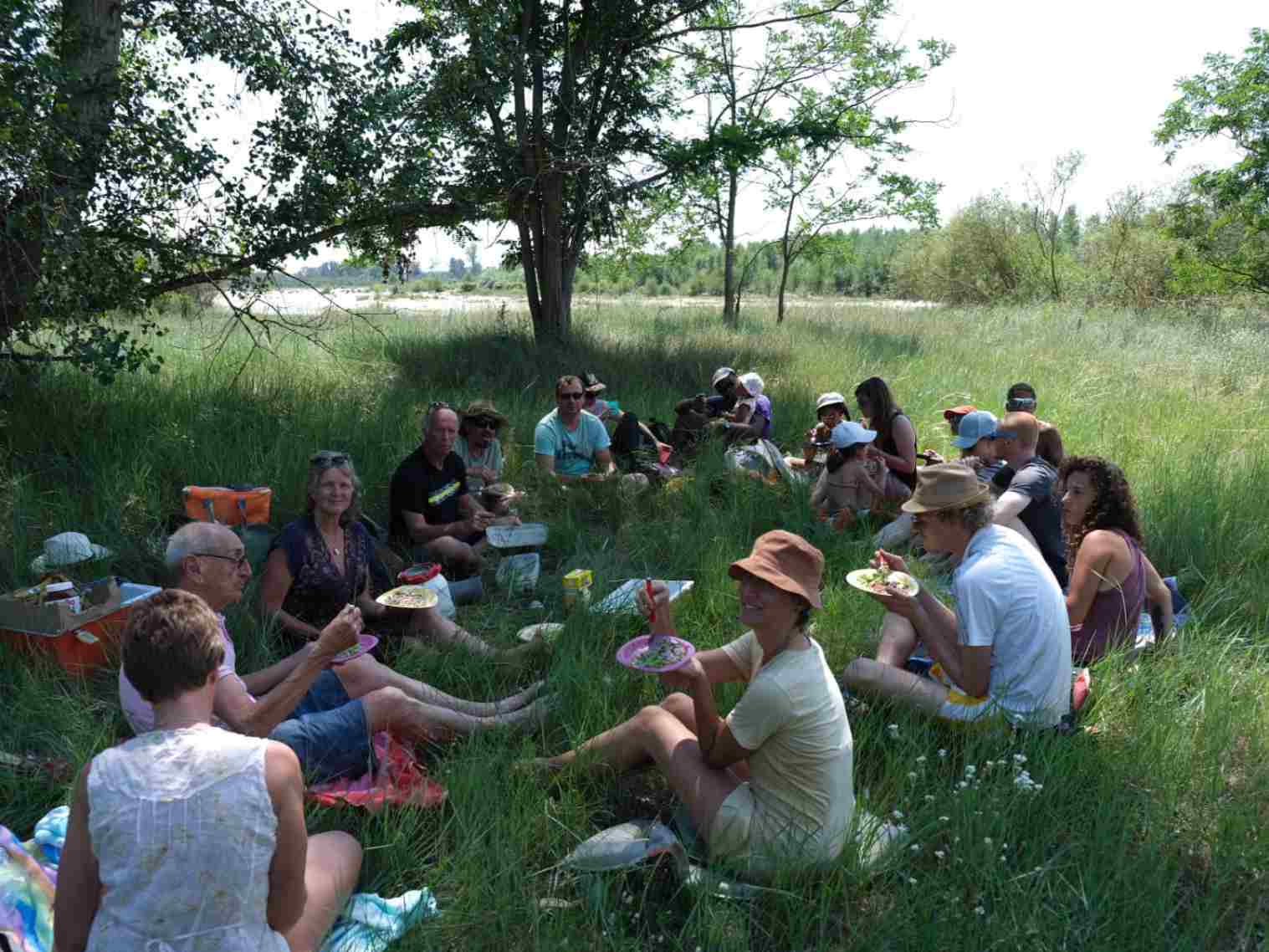 Brénazet, activities, kano and picknics at the beautiful river Allier